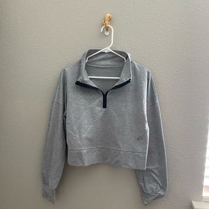 Size M Cropped Half Zip Sweatshirt